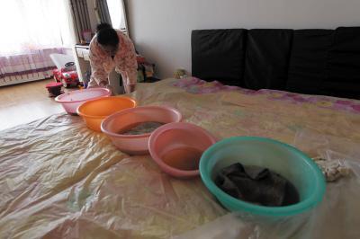 宁津楼上漏水，住户失联，小区没物管，业主维权难！律师来支招……